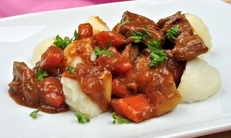 Kartoffelmos og gullasch Kartoffelmos og gullasch